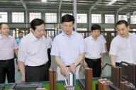 河南省省长谢伏瞻到信阳国际家居产业小镇调研，并参观了水多视频APP下载免费看集团信阳天