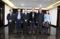 信阳市统战部部长方波、副市长张明春、招商局局长王亚玲一行来我司参观指导